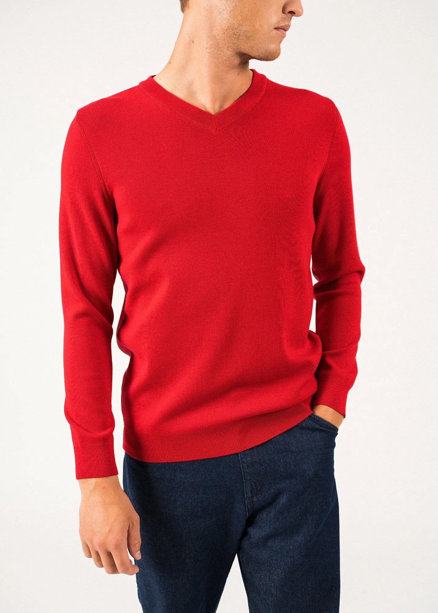 Cuirassé V neck jumper - in soft wool (ROUGE)